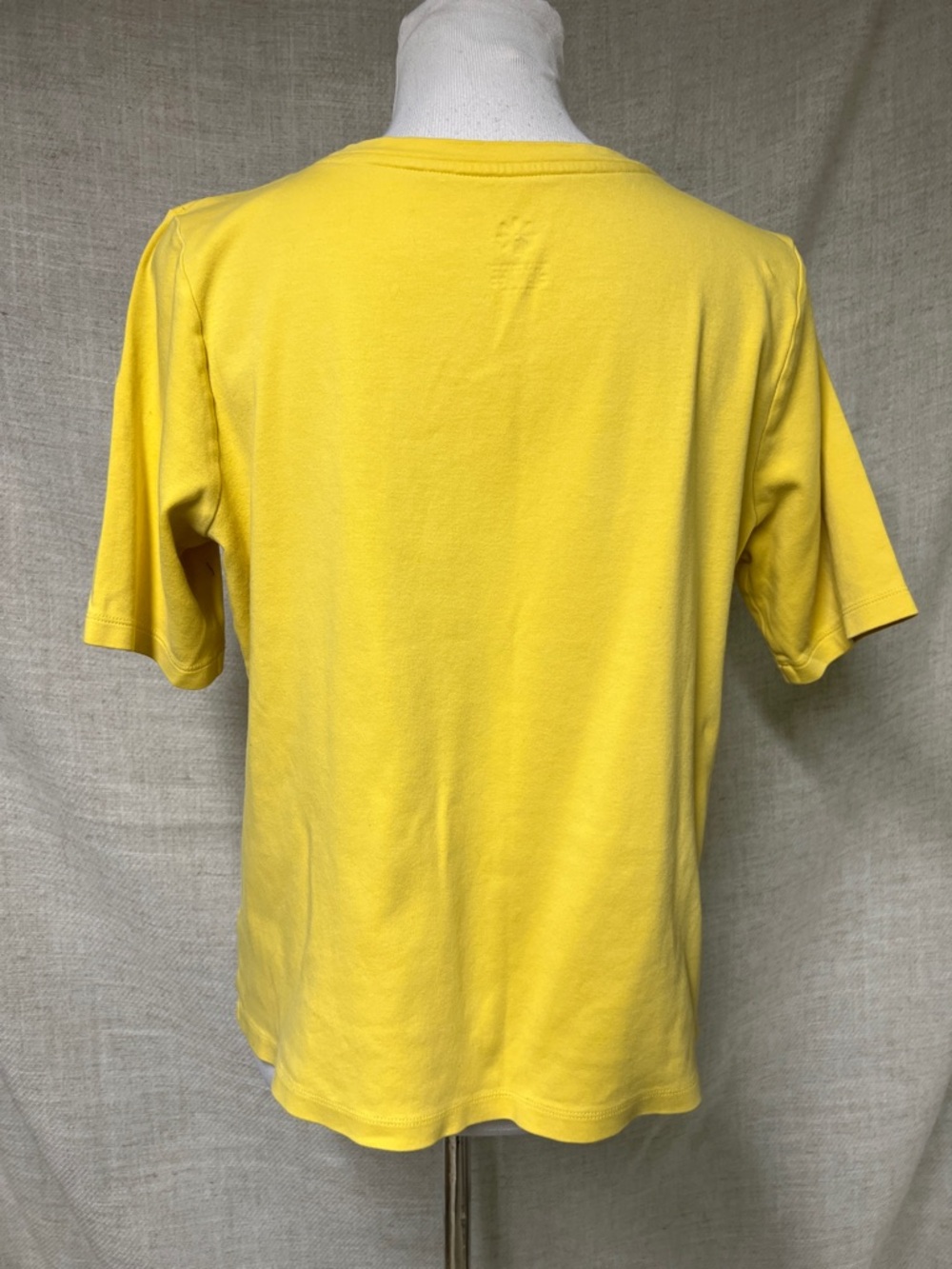 Isaac Mizrahi Live Essentials Yellow Top - Logo Detail - Picture 2 of 3
